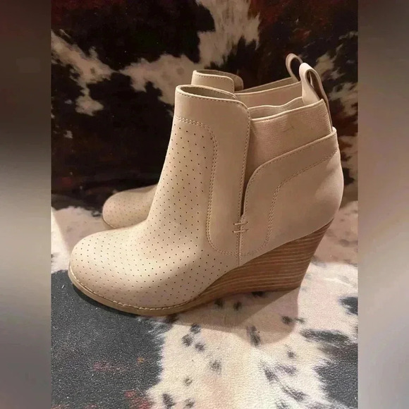 Dolce Vita DV Gerdy Booties Ankle Boots Wedge Heel Beige Size 7.5 & 7 NEW - Picture 3 of 8